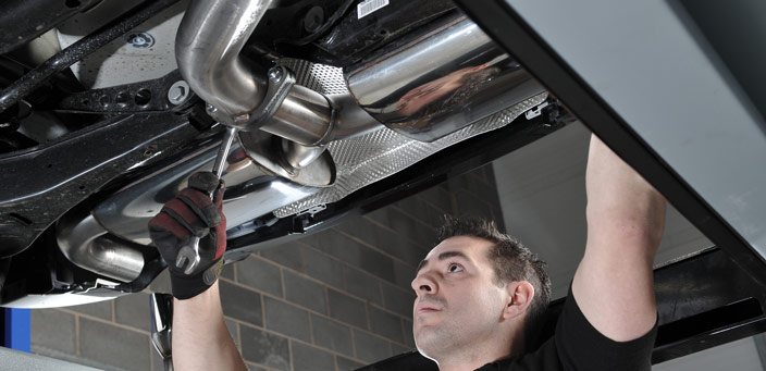 When the system is in the optimum position, tighten up the clamps from the front to the back, adjusting the system as necessary. Do not over tighten the clamps When the system is in the optimum position, tighten up the clamps from the front to the back, adjusting the system as necessary. Do not over tighten the clamps